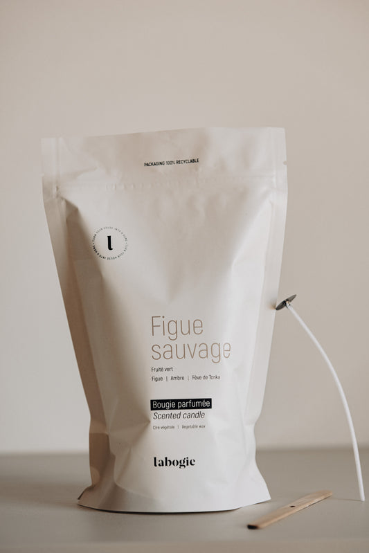 Visuel de la recharge de bougie parfumée Figue Sauvage, fabriquée en cire de soja végétale. Une bougie artisanale, écologique et fruitée, idéale pour transformer vos contenants en créations uniques. Made in France.